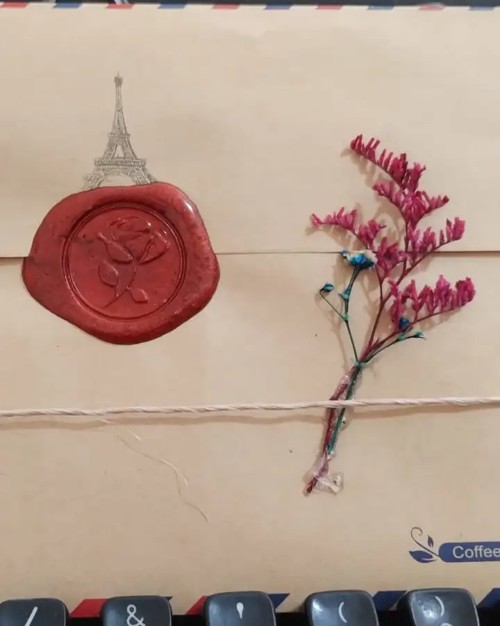 Sello de cera en sobre con flores